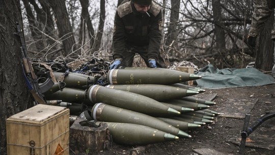 União Europeia decide envio de R$ 11,2 bilhões em munições para a Ucrânia