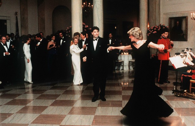 John Travolta twirls Princess Diana on the dance floor while at a White House banquet. Ronald and Nancy Reagan can be seen in the background. (Photo by © Pool Photograph/Corbis/Corbis via Getty Images) (Foto: Corbis via Getty Images)