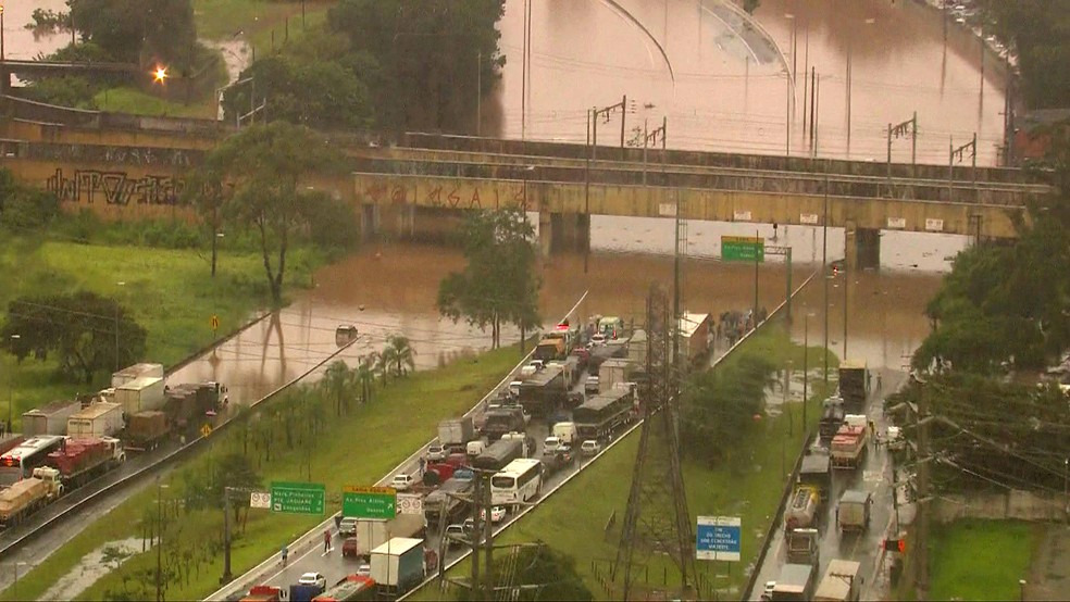 Chuva deixa ponto intransitável na Marginal Tietê perto da Ponte do Piqueri em São Paulo — Foto: Reprodução/TV Globo