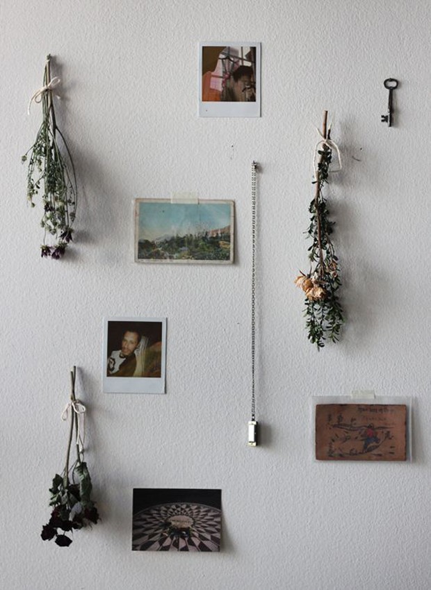 Decoração do quarto: flores secas misturadas a fotografias (Foto: Pinterest/Reprodução)