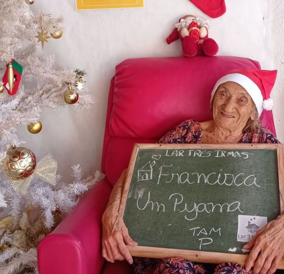 Dona Francisca pediu um pijama na campanha de Natal. — Foto: Lar Três Irmãs/ Divulgação