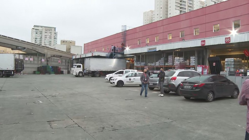 Cerca de 20 homens armados invadem hipermercado Extra na Zona Sul de SP — Foto: Reprodução TV Globo
