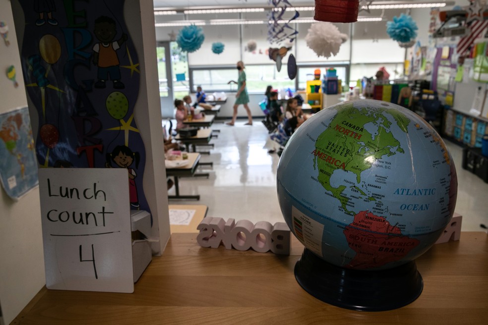 Crianças almoçam em escola de Stamford, em Connecticut (EUA), reaberta na pandemia do novo coronavírus,. Foto de 9 de setembro — Foto: John Moore/Getty Images/AFP