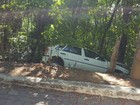Carro cai na subida do Convento da Penha, em Vila Velha, ES