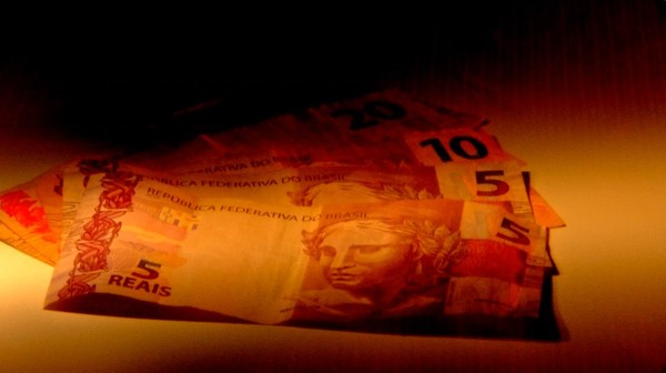 Orçamento familiar fica comprometido com acúmulo de dívidas — Foto: TV Centro América