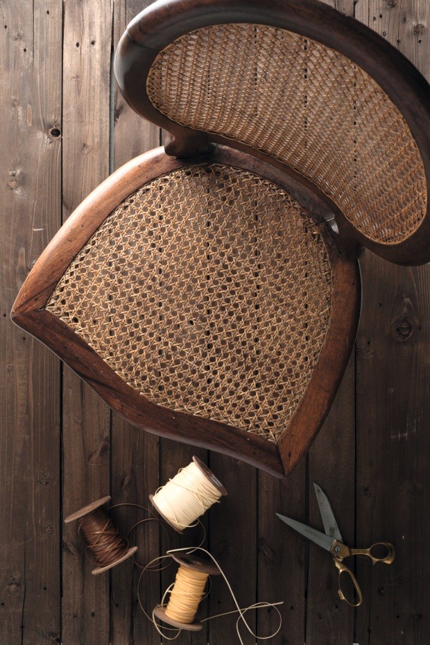 Cadeira de palhinha, feita com tramado de palha natural, (Foto: Iara Venanzi / Editora Globo)