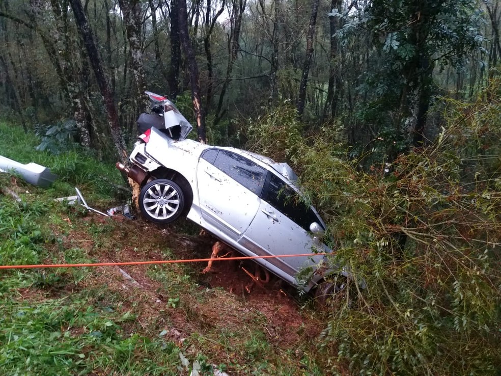Segundo a polÃ­cia, carro aquaplanou e bateu em uma Ã¡rvore â Foto: DivulgaÃ§Ã£o/CRBM