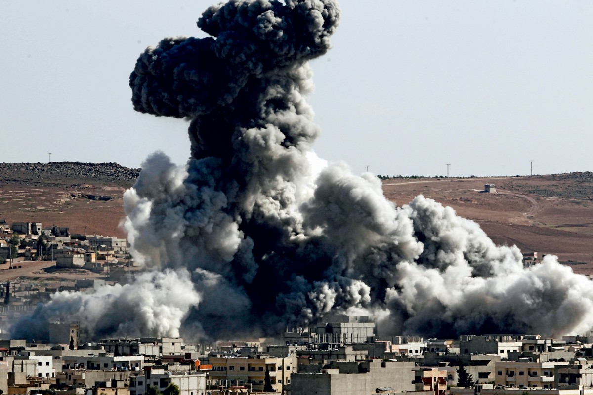 Céu cinza: em Kobani, na Síria, os Estados Unidos e os curdos bombardearam os jihadistas do Estado Islâmico em outubro de 2014 (Foto: Gokhan Sahin/Getty Images)