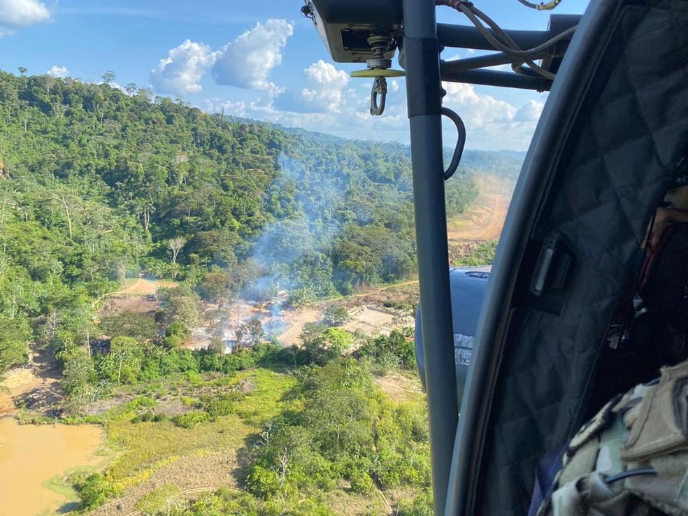 Em Almeirim, a operação inutilizou máquinas e destruiu pistas de pouso  — Foto: Divulgação