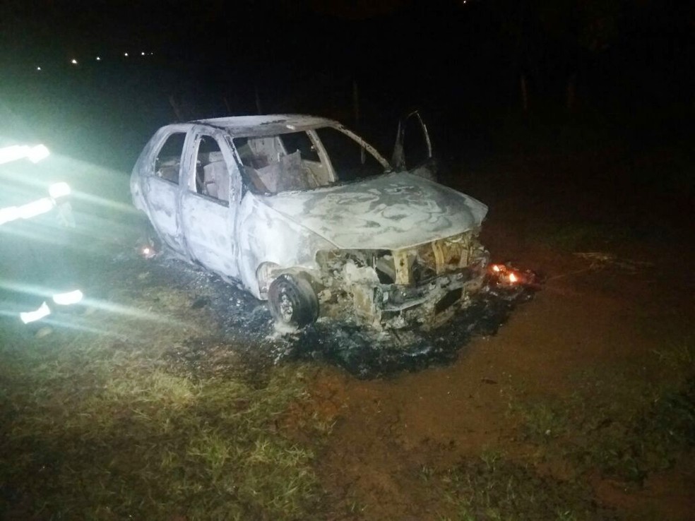 Assaltantes incendiaram o carro do taxista, em Presidente Prudente (Foto: Cedida/Polícia Militar Rodoviária)