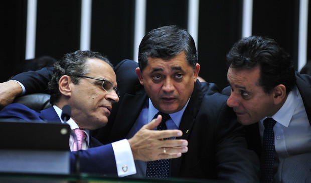 O presidente da Câmara, Henrique Alves (PMDB-RN), à dir, conversa com deputados em primeira sessão sobre MP dos Portos (Foto: Zeca Ribeiro/Ag. Câmara)