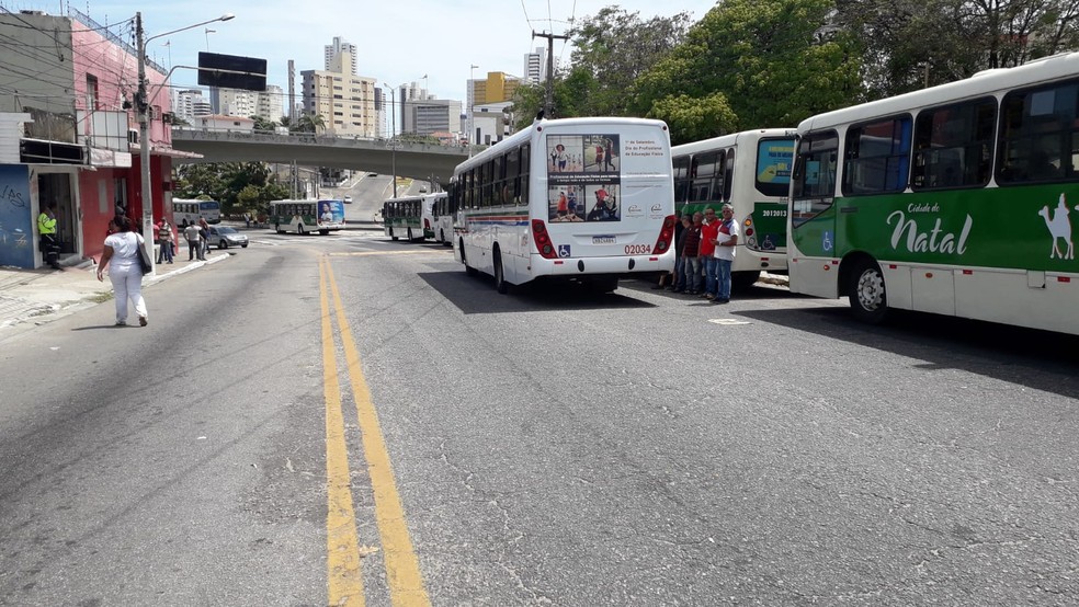 Motoristas de ônibus fazem uma paralisação em frente ao sindicato da categoria, em Natal — Foto: Klênyo Galvão/Inter TV Cabugi