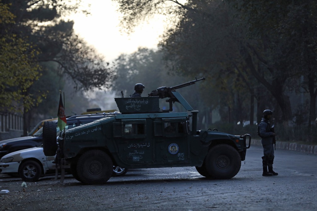 Segurança é reforçada na região da Universidade de Cabul, no Afeganistão, onde um ataque de homens armados deixou mortos e feridos — Foto: Rahmat Gul/AP