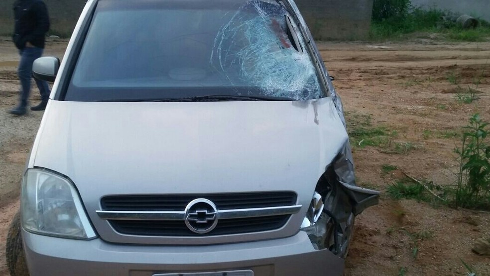 Carro foi abandonado por motorista após colisão com moto em Nova Trento (Foto: PMRv/Divulgação)