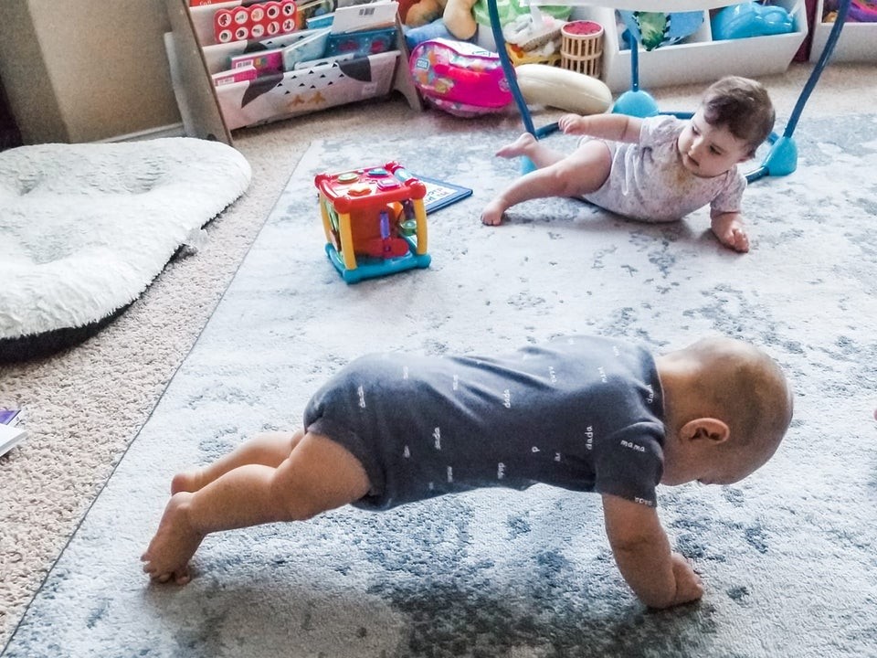 Filho imita a mãe e tenta fazer uma flexão no chão da sala (Foto: u/trentluv/Reddit)