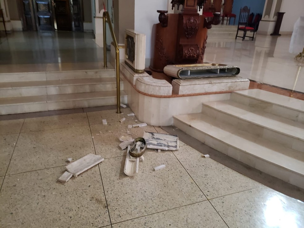 Homem de 49 anos foi detido após quebrar móveis da Catedral de Limeira — Foto: Wagner Morente/Comunicação GCM Limeira