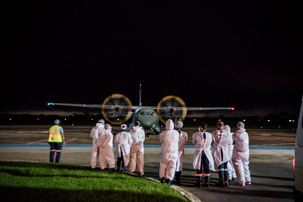 Transferências foram feitas na madrugada desta segunda-feira (29) por uma aeronave da FAB — Foto: Júnior Aguiar/Secom