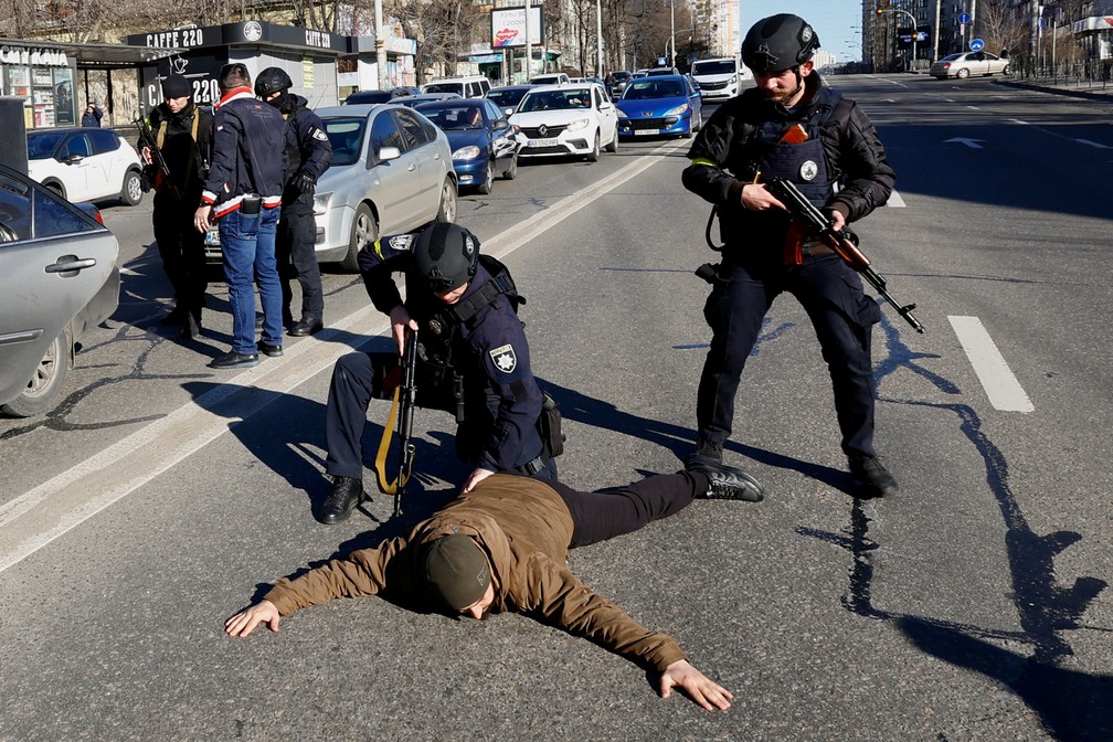 28 de fevereiro - Polícia de Kiev revista um passageiro de um carro considerado suspeito — Foto: Umit Bektas/Reuters