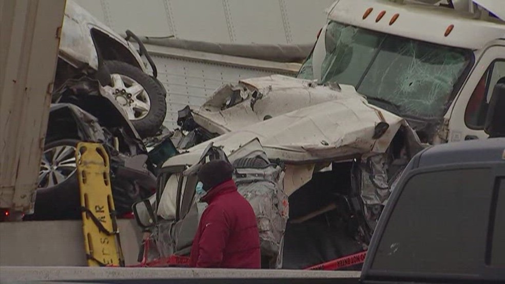 Carros e caminhão danificados após engavetamento perto de Fort Worth, no Texas (EUA), nesta quinta-feira (11) — Foto: NBC