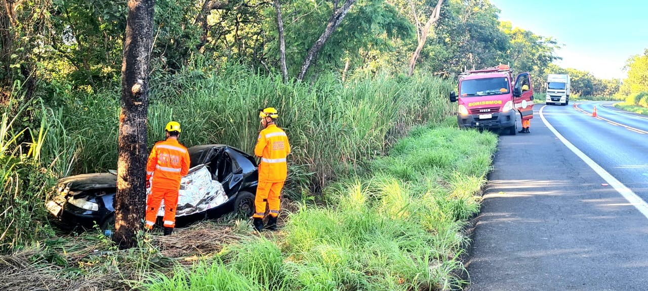 Motorista morre após carro capotar e bater em árvore na BR-365, em Pirapora