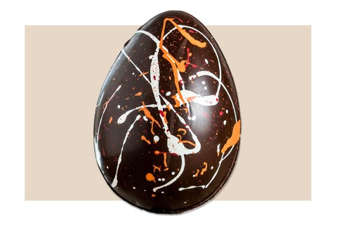 Ovo de chocolate com origem Arauca em concentração de 70% e pintado à mão da Vila Chocolat (R$ 120)