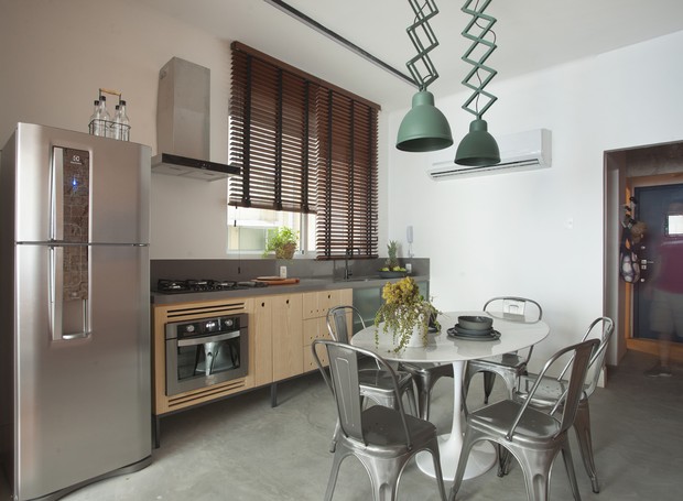 A integração de ambientes proporcionou espaços maiores e melhor iluminação para a casa (Foto: Leonardo Costa/Divulgação)