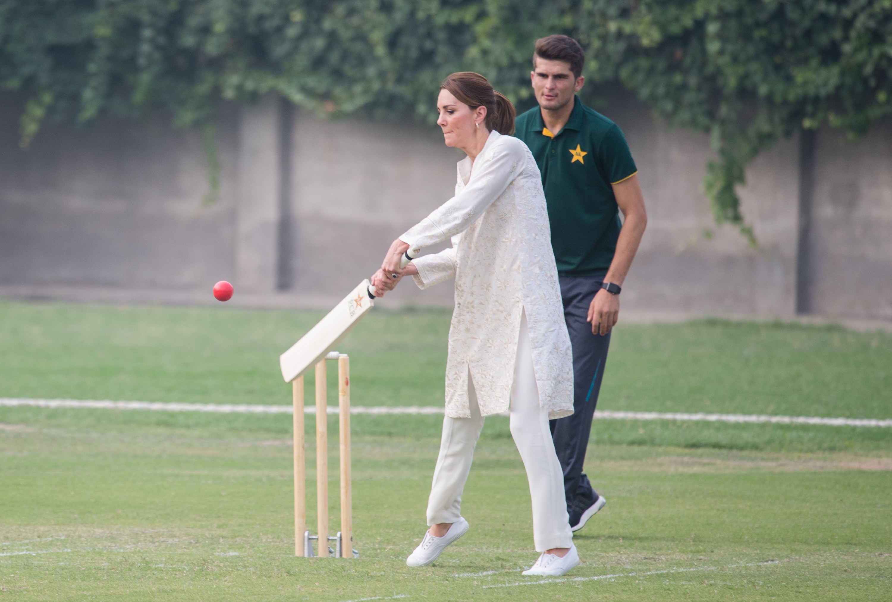 Kate Middleton tenta jogar beisebol no Paquistão  (Foto: Getty Images)