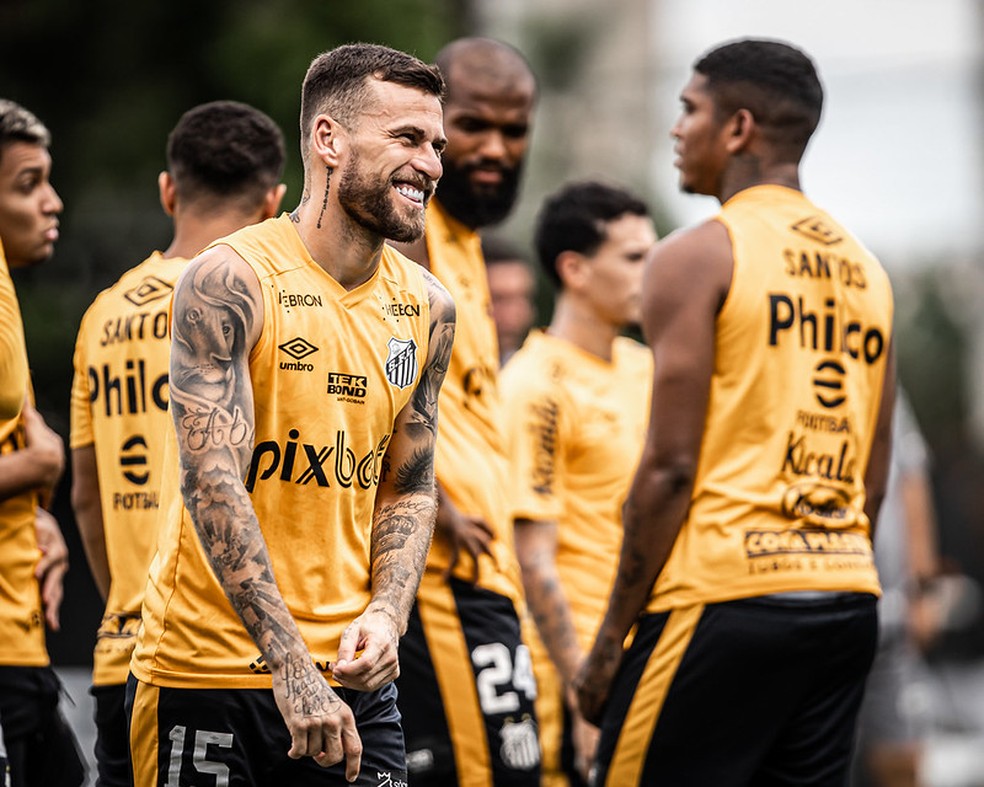 Lucas Lima durante treino do Santos — Foto: Raul Baretta/ Santos FC
