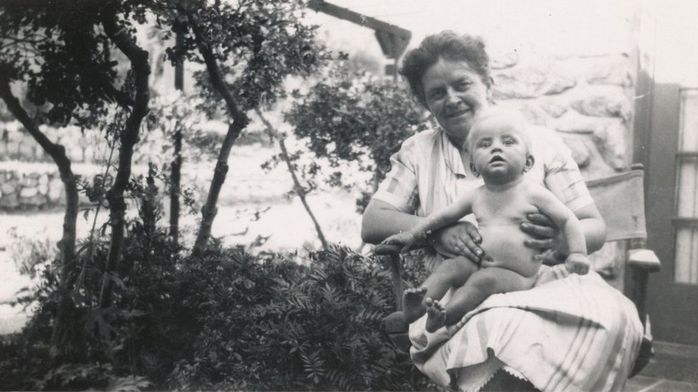 Mãe e filha correram risco quando Marian Diamond nasceu na Califórnia em 1926. — Foto: Cortesia: Família Diamond (via BBC)