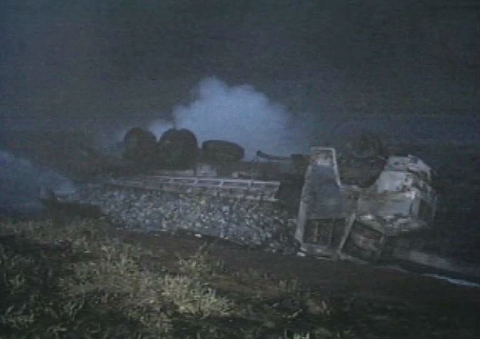 Caminhão carregado com bebidas foi atingido pelo fogo no maior acidente da Anhanguera (Foto: Reprodução EPTV)