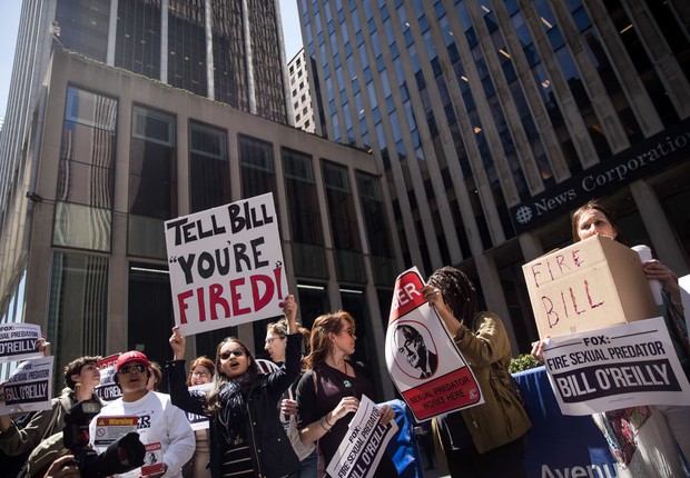 Mulheres protestam contra o apresentador Bill O'Reilly, acusado de assédio, em frente a sede da Fox em Nova York (Foto: Drew Angerer/Getty Images)