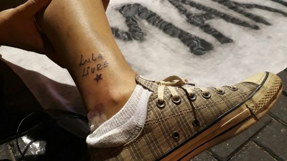 Militante RaÃ­sa Rabelo tatuou, durante o ato, as palavras 'Lula Livre' em seu tornozelo (Foto: Marina Meireles/G1)
