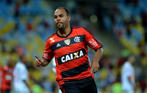 Everton vê com bons olhos disputa entre Alecsandro e Brocador no Fla