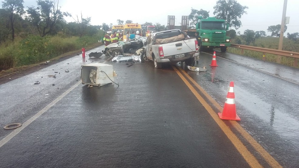 Carro de jogador ficou destruÃ­do com impacto em rodovia de MS (Foto: PRF/DivulgaÃ§Ã£o)