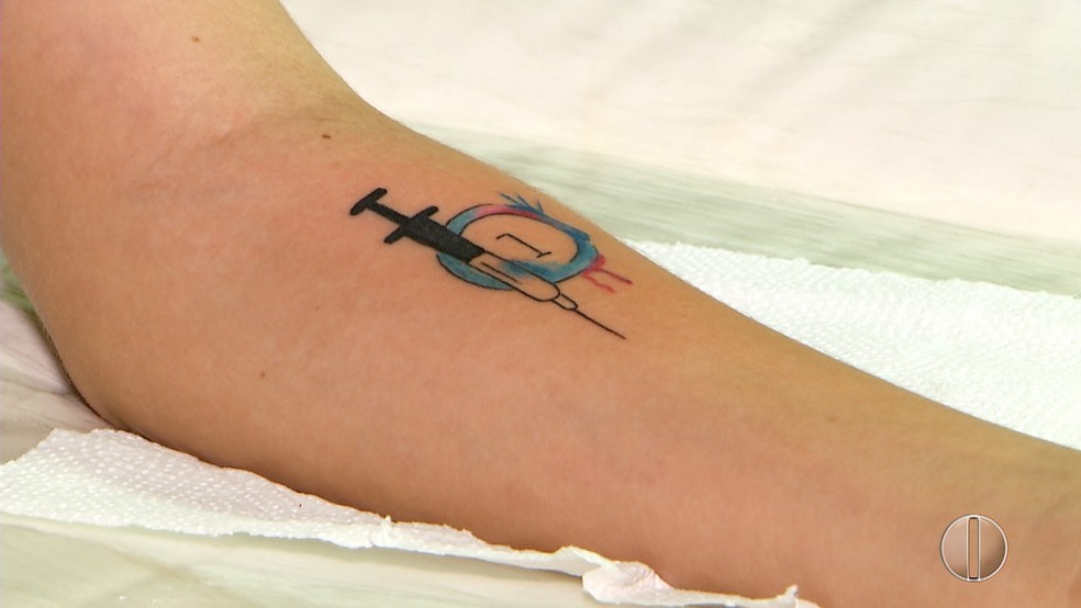 Tatuagens geralmente são feitas no braço, pescoço e próximo a veias por serem mais visíveis (Foto: Reprodução/InterTv Cabugi)