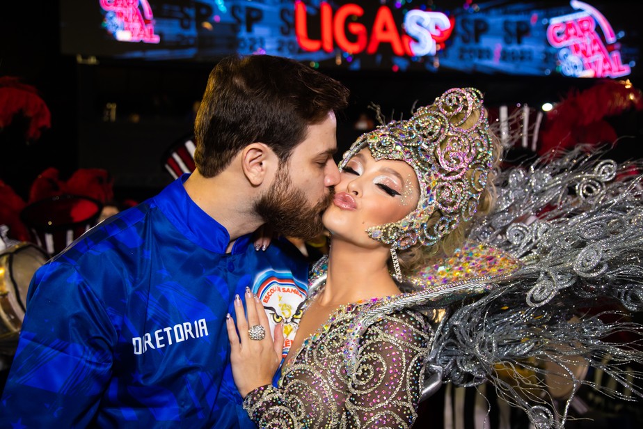 Carla Díaz ganha beijo de boa sorte do noivo, Felipe Becari, antes de desfile de Carnaval