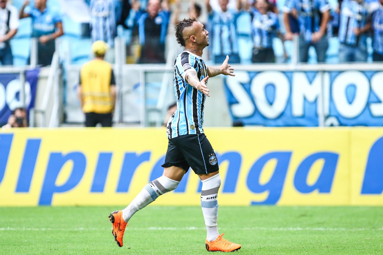 Agora decisivo, Everton aprende com dicas de Renato e segue passos de ex-companheiros