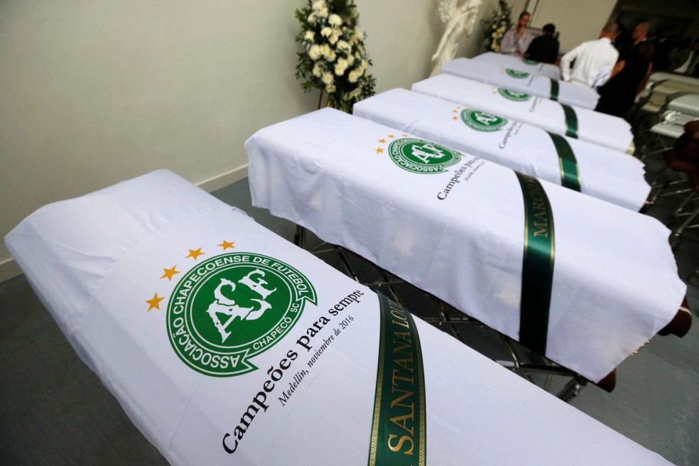 Caixões com as vítimas da tragédia aérea da Chapecoense, em novembro de 2016 — Foto: Reuters