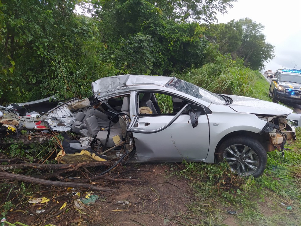 Colisão entre carro e caminhão deixa duas pessoas mortas e uma em coma na BR-230, em Pastos Bons — Foto: Divulgação/ PRF