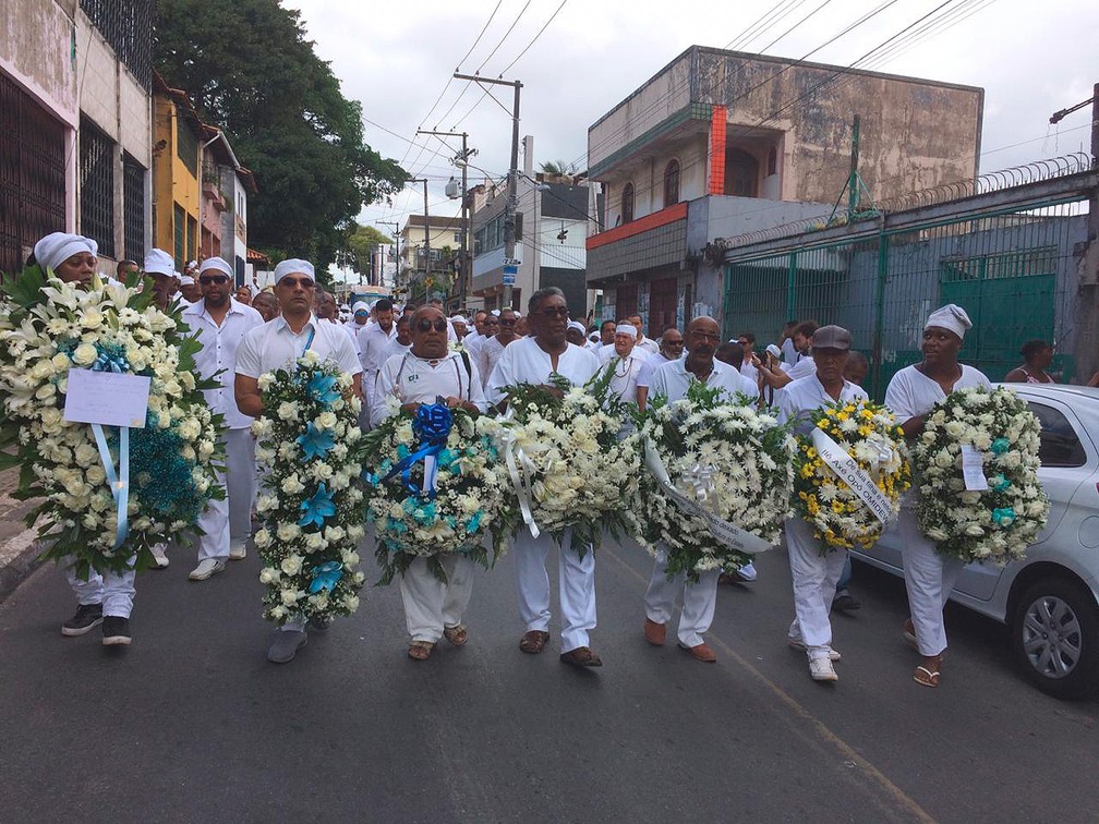 Cortejo fúnebre saiu do Terreiro Ilê Axé Opô Ofunjá, no São Gonçalo do Retiro, até o Jardim da Saudade, em Brotas — Foto: Giana Mattiazzi/ TV Bahia