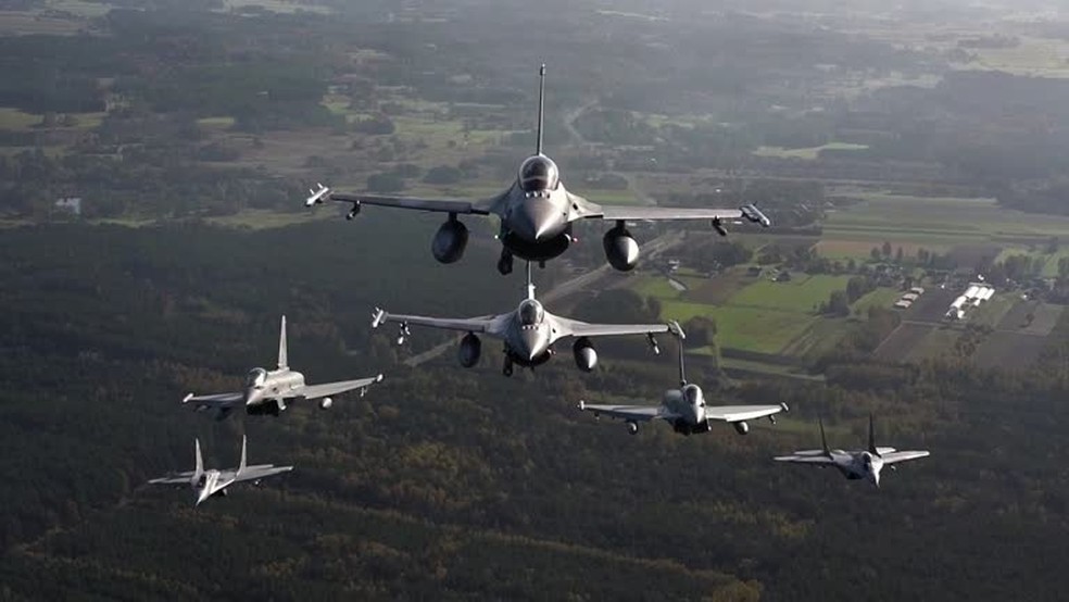 Caças da OTAN fazem treinamento nos céus da Polônia — Foto: REUTERS