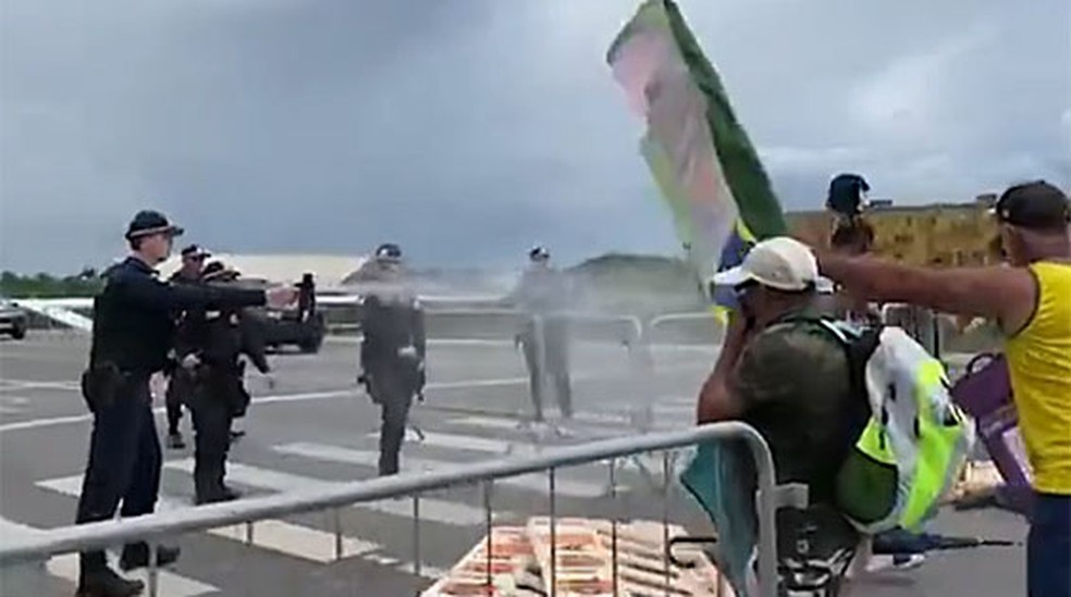 Policiais usam spray contra terroristas bolsonaristas em Brasília — Foto: Reprodução