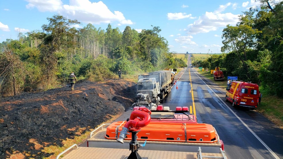 Incêndio em veículo mobiliza o Corpo de Bombeiros na SP-425 — Foto: Corpo de Bombeiros 