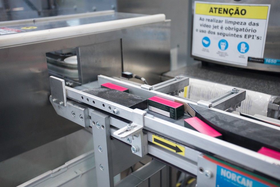 Máquina embala os batons e imprime data de validade (Foto: Celso Tavares/G1)