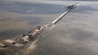 Partes da Sanibel Causeway são arrastadas junto com seções da ponte após furacão Ian passar pela área em Sanibel, Flórida — Foto: Joe Raedle/Getty Images/AFP 