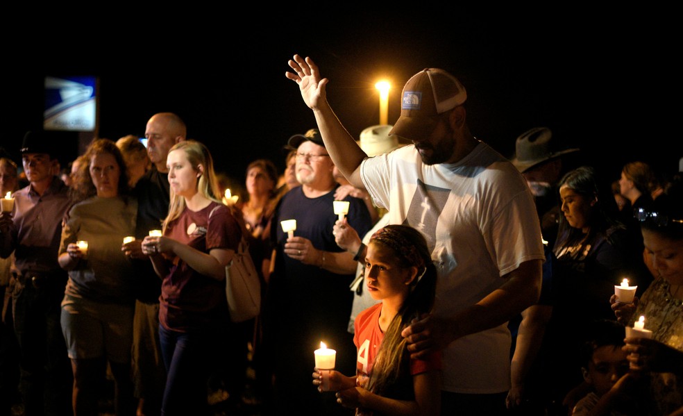 Vigília no Texas, após ataque a tiros que deixou 26 mortos (Foto: Sergio Flores/Reuters)