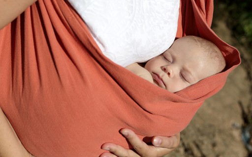 Cuidados com o uso do sling: recém-nascido morre sufocado e mãe não nota -  Revista Crescer