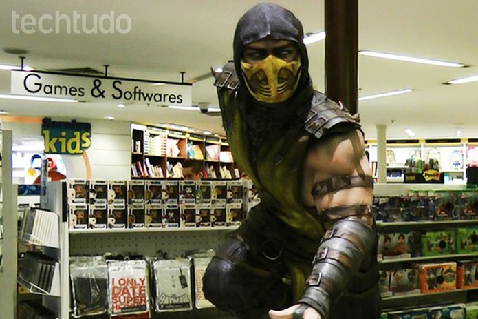 Estátua de Scorpion foi colocada no salão da livraria no lançamento do Mortal Kombat X (Foto: Monique Alves/TechTudo)