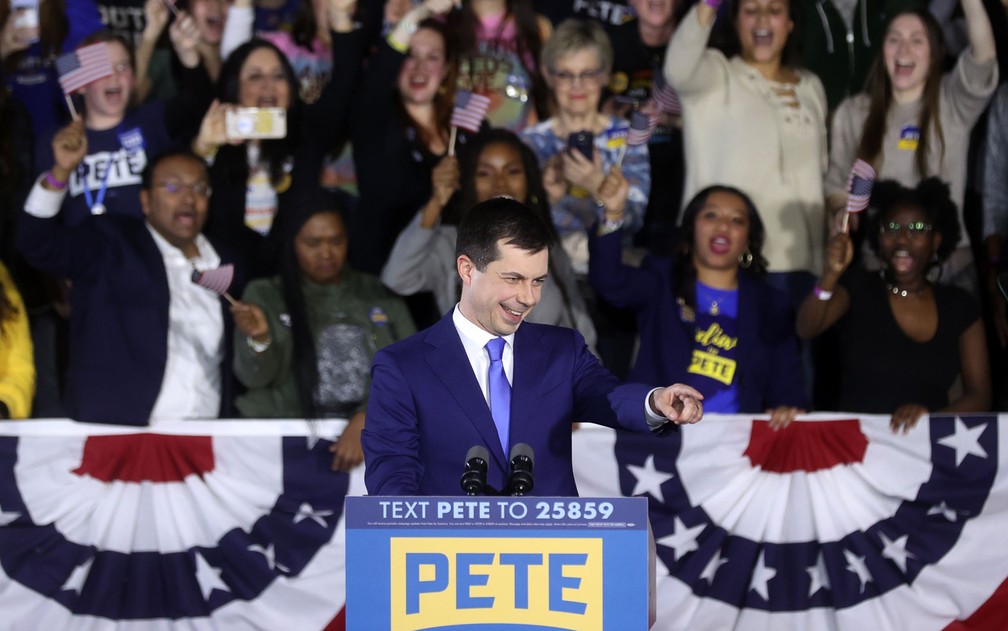 O pré-candidato democrata Pete Buttigieg discursa em Des Moines, Iowa, na segunda-feira (3) — Foto: Reuters/Jonathan Ernst