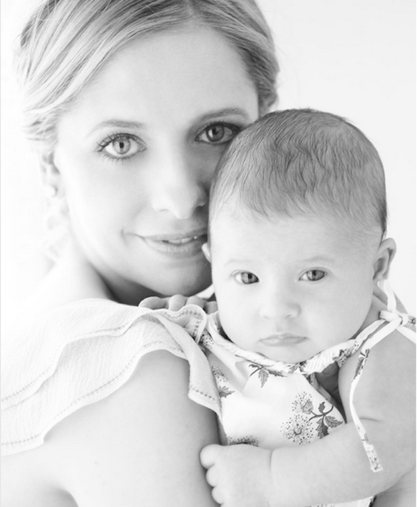 A atriz Sarah Michelle Gellar e seu primeiro filho ainda bebê (Foto: Instagram)